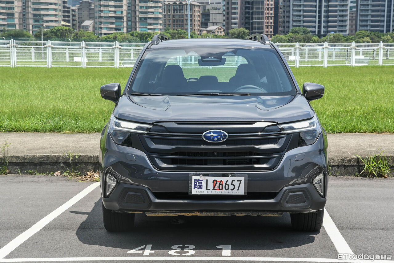 ▲速霸陸Forester提供汽油、油電2種選擇，入門汽油好開魅力不輸油電。（圖／記者徐煜展攝）