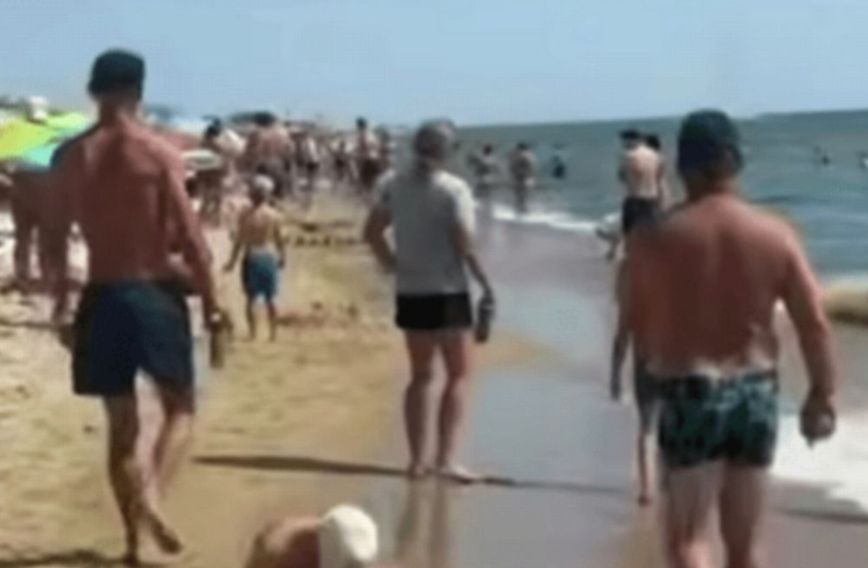 ▲▼烏克蘭海灘「水中暗藏水雷」2枚連環爆　3泳客當場被炸死 。（圖／翻攝自X）