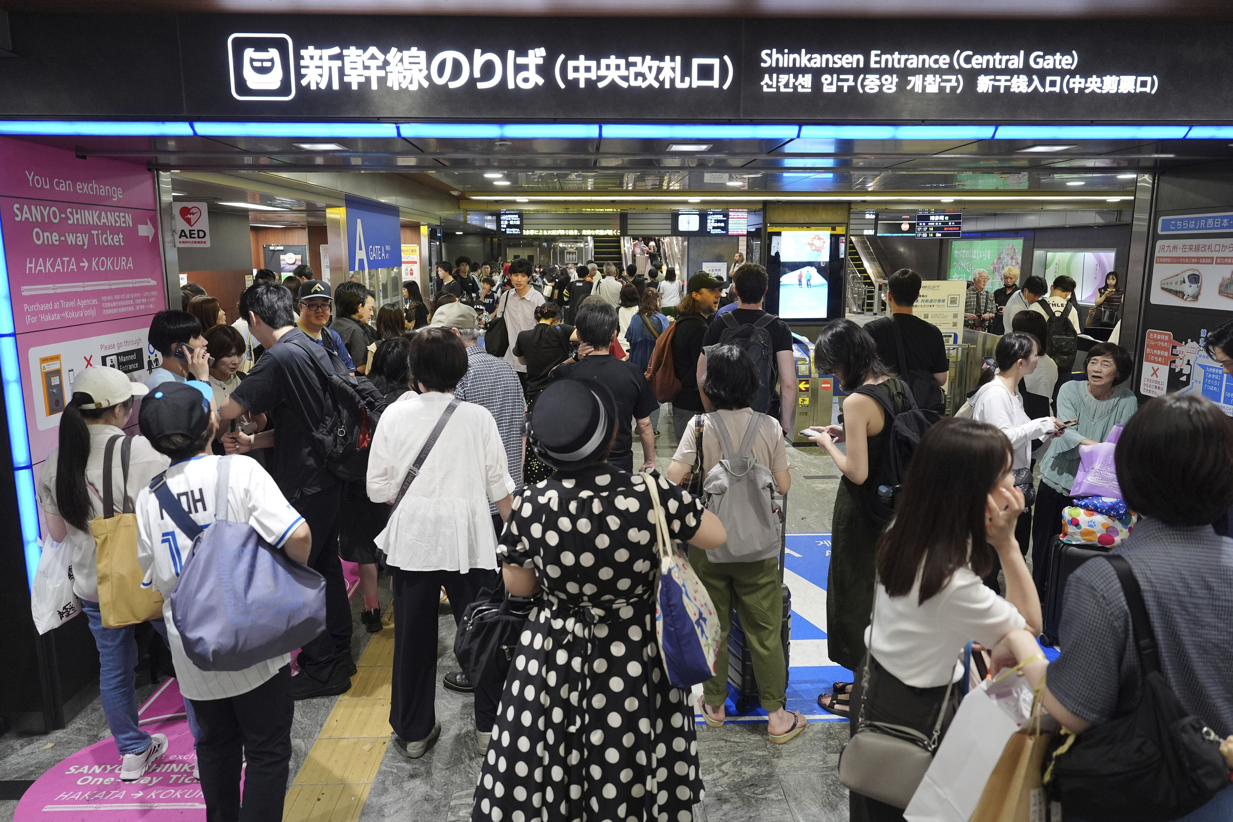 ▲▼日本九州降下暴雨，位於福岡的JR博多站擠滿乘客，JR九州宣布停駛。（圖／達志影像／美聯社）