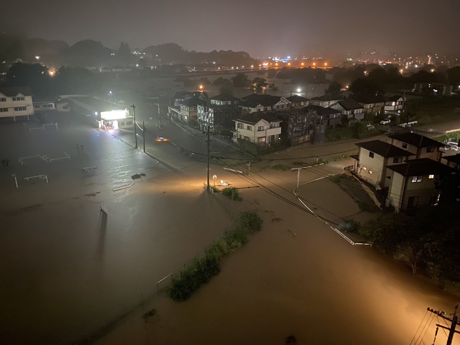 ▲▼日本九州熊本市某條河川氾濫。（圖／翻攝自X）