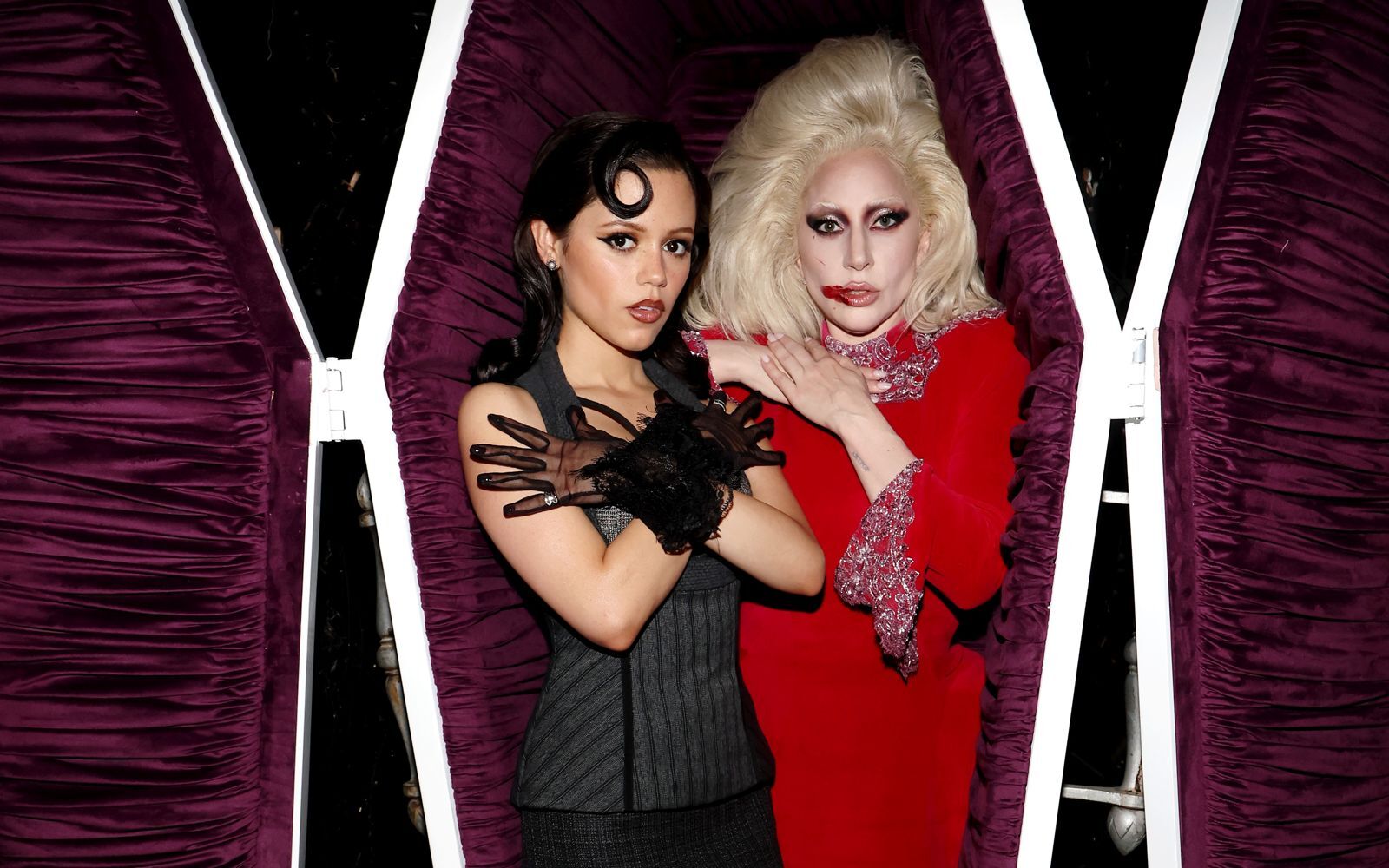 想看女神卡卡（右）跟珍娜奧特嘉（左）的夢幻連動嗎？等到9月影集《星期三》第2季後半部推出就能揭曉。（Netflix提供）