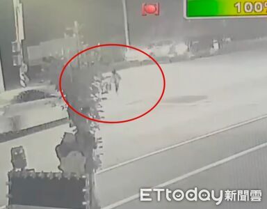 台中死亡車禍畫面曝！女行人遭撞飛亡　友人目睹全程
