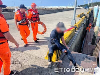 拾物驚魂！男子失足墜落龍鳳漁港    海巡拋救生圈救援