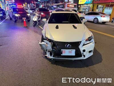 多元計程車運將身體不適一路右偏　剷平消防栓再撞2路邊車