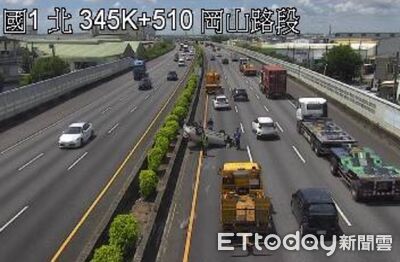 快訊／國1北上路段轎車撞護欄翻覆　2人自行爬出