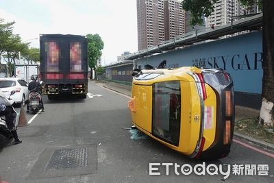 桃園大貨車偏移車道　計程車遭擦撞撞路樹側翻！2人受傷
