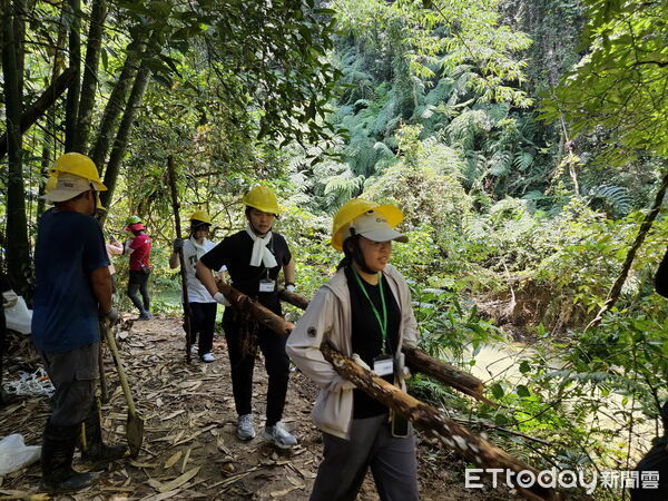 ▲產官學攜手合作打造澀水手作步道，以低破壞工法守護大自然。（圖／林業保育署南投分署提供）