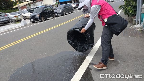▲病媒蚊防治-倒水。（圖／南投縣政府提供）