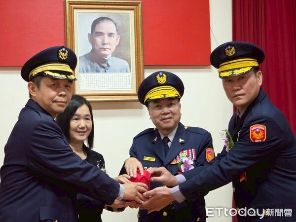 ▲新任信義警分局長王凱文（右）。（圖／記者高堂堯翻攝）