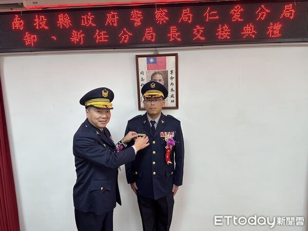 ▲新任仁愛警分局長董育男（右）走馬上任。（圖／記者高堂堯翻攝，下同）