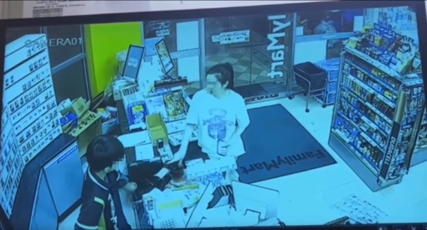 ▲▼台中女奧客在櫃檯敲碎酒瓶，又買啤酒噴店員。（圖／翻攝Threads）