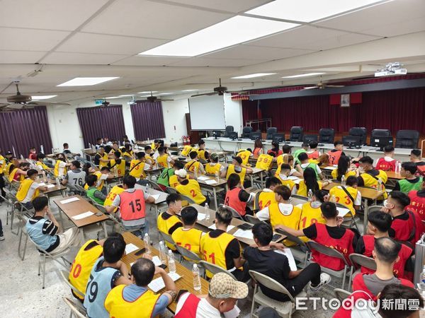 ▲▼台版「極樂越南」毒趴！音樂會館作掩護 南警攻堅逮高達107名越籍男女  塞爆分局禮堂。（圖／記者林東良翻攝）