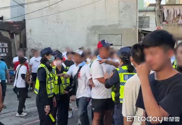 ▲台南普濟殿王巡醮普化出巡，郡緯街發生兩廟轎班疑因「插番」問題引爆口角及肢體衝突，市警二分局警方及時介入隔開雙方人馬，而未擴大事端。（記者林東良翻攝，下同）