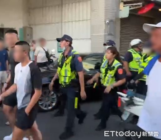 ▲台南普濟殿王巡醮普化出巡，郡緯街發生兩廟轎班疑因「插番」問題引爆口角及肢體衝突，市警二分局警方及時介入隔開雙方人馬，而未擴大事端。（記者林東良翻攝，下同）