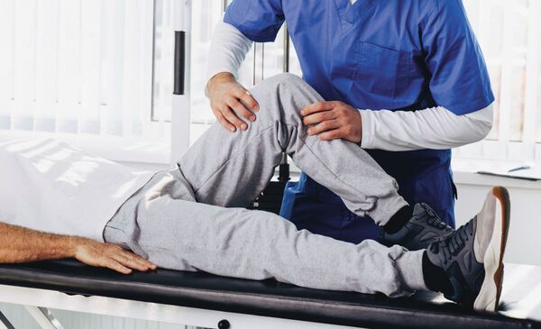 眭澔平去整骨，卻要求師傅按壓私密處附近穴位，引發性騷爭議。示意圖。（東方IC）