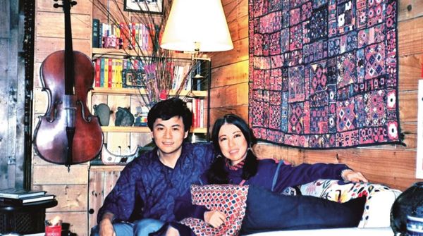 眭澔平（左）與知名女作家三毛（右）是多年好友，2人曾開心合照。（翻攝眭澔平臉書）