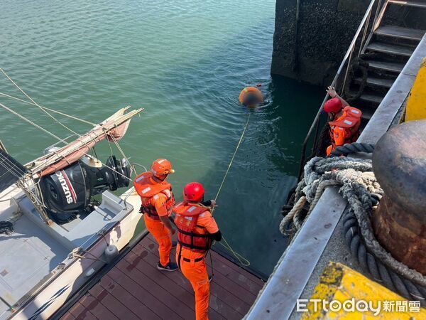 ▲林姓男子為撿拾工具不慎墜落龍鳳漁港，海巡人員抛救生圈將林男救上岸。（圖／記者楊永盛翻攝）