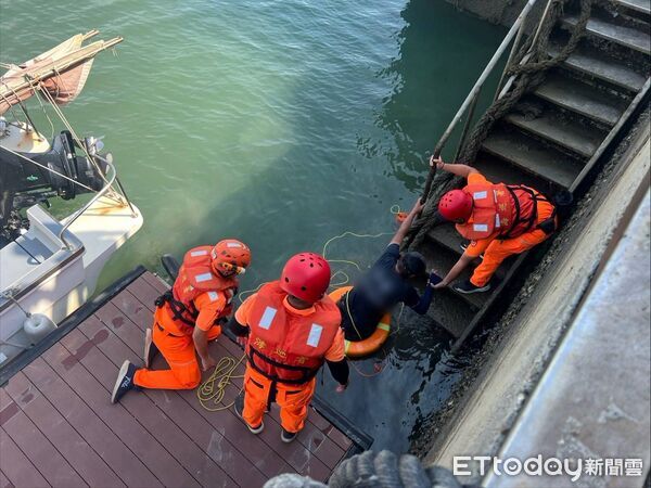 ▲林姓男子為撿拾工具不慎墜落龍鳳漁港，海巡人員抛救生圈將林男救上岸。（圖／記者楊永盛翻攝）
