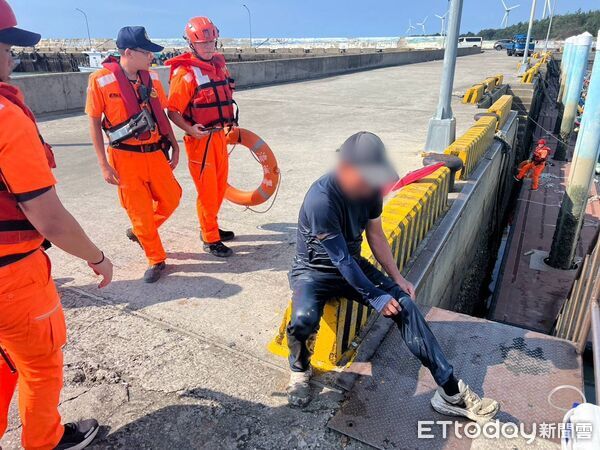 ▲林姓男子為撿拾工具不慎墜落龍鳳漁港，海巡人員抛救生圈將林男救上岸。（圖／記者楊永盛翻攝）