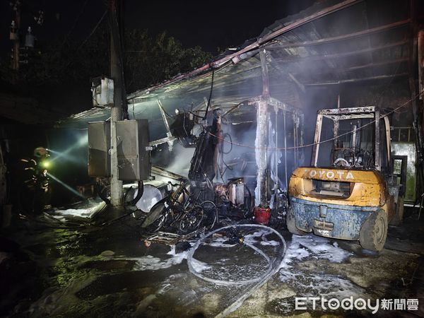 ▲▼基隆七堵環保公司火警。（圖／記者郭世賢翻攝）