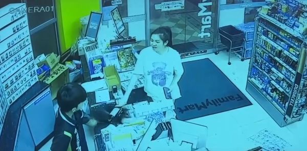 有位奧客不滿店員未幫忙將商品裝袋，結果直接在櫃台怒砸紅酒。（翻攝自Threads）