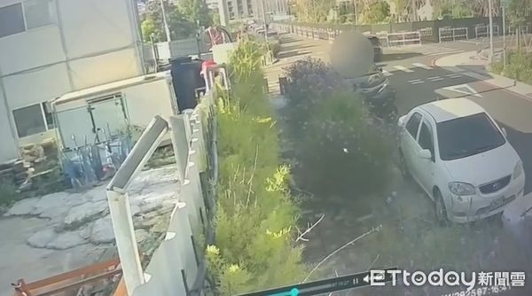 ▲台中清晨發生死亡車禍，汽車碰撞機車，騎士送醫不治。（圖／記者游瓊華翻攝，下同）