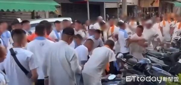 ▲睽違180年的台南普濟殿「王巡醮」遶境盛況，晚間卻因插番引爆衝突，市警二分局將涉案人員依聚眾鬥毆罪嫌帶回偵辦，呼籲廟會活動應理性守法。（圖／記者林東良翻攝，下同）