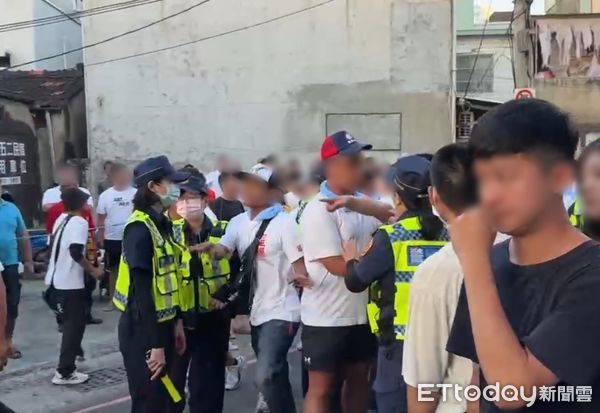 ▲睽違180年的台南普濟殿「王巡醮」遶境盛況，晚間卻因插番引爆衝突，市警二分局將涉案人員依聚眾鬥毆罪嫌帶回偵辦，呼籲廟會活動應理性守法。（圖／記者林東良翻攝，下同）