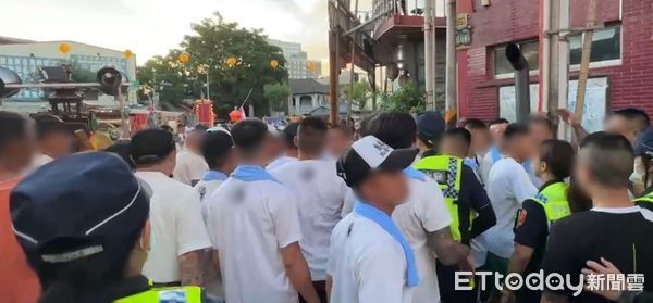▲睽違180年的台南普濟殿「王巡醮」遶境盛況，晚間卻因插番引爆衝突，市警二分局將涉案人員依聚眾鬥毆罪嫌帶回偵辦，呼籲廟會活動應理性守法。（圖／記者林東良翻攝，下同）