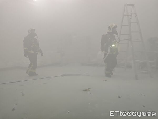 ▲消防員協助排煙。（圖／記者游芳男翻攝）