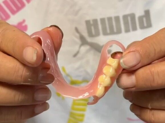 ▲埔鹽鄉長許文萍帶隊垃圾破袋找阿嬤的假牙。（圖／記者唐詠絮翻攝）