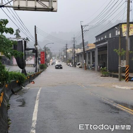 ▲楊柳颱風尚未侵台，竹山鎮道路又因暴雨淹水。（圖／翻攝「竹山人聊天室」臉書社團）