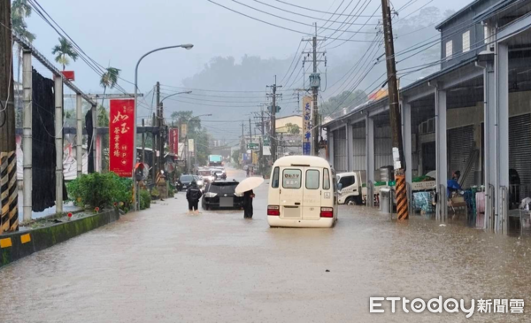 ▲楊柳颱風尚未侵台，竹山鎮道路又因暴雨淹水。（圖／翻攝「竹山人聊天室」臉書社團，下同）