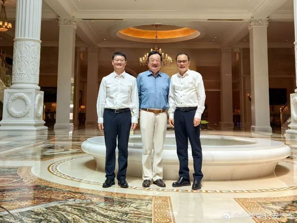 ▲▼  任正非（中）與朱華榮（右） 。（圖／翻攝 長安汽車）