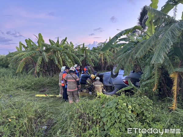▲台南安南區台江大道傍晚發生逆向對撞車禍，兩車翻覆3人輕傷。（記者林東良翻攝，下同）