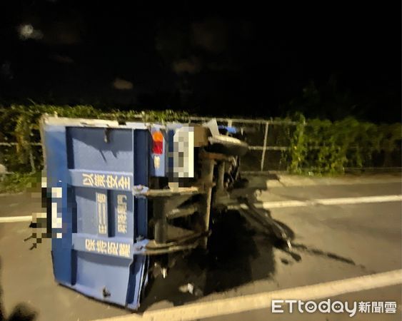 ▲台南安南區台江大道傍晚發生逆向對撞車禍，兩車翻覆3人輕傷。（記者林東良翻攝，下同）