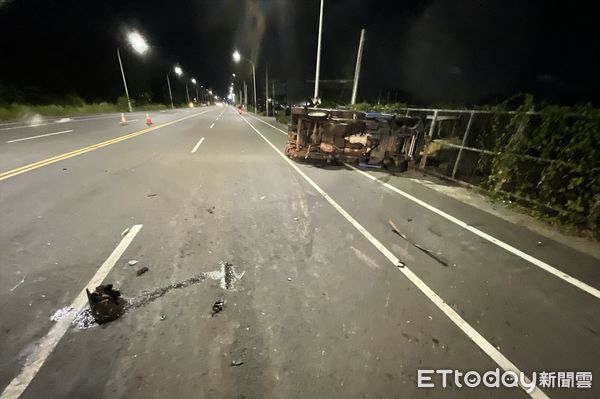 ▲台南安南區台江大道傍晚發生逆向對撞車禍，兩車翻覆3人輕傷。（記者林東良翻攝，下同）