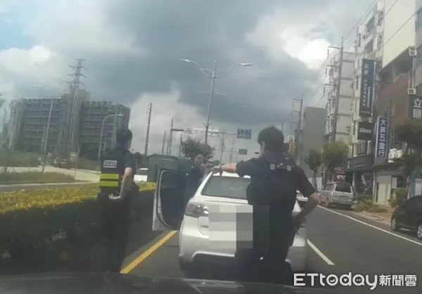 ▲萬姓男子毒駕後接連撞車，警方獲報前往查緝。（圖／記者楊熾興翻攝、下同）