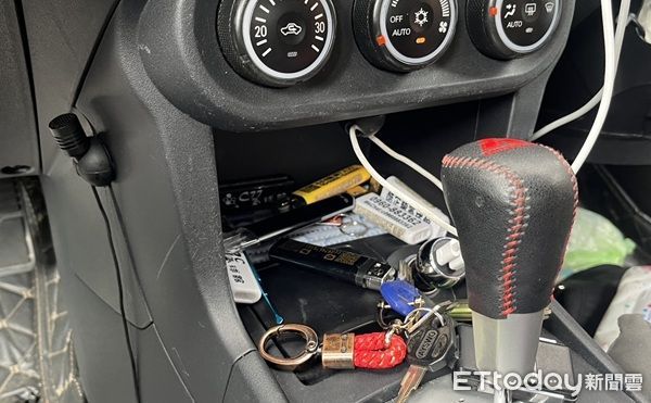 ▲▼當場查獲愷他命、喪屍菸彈、偽造車牌及笑氣鋼瓶等違禁物品。（圖／中壢警分局提供）