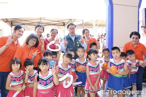 ▲為擴大平價教保服務、減輕家長負擔，台南市5所新建公共化幼兒園於114學年度落成招生，市府11日在將軍幼兒園舉行聯合揭牌，由教育部、黃偉哲市長及各園代表共同主持。（圖／記者林東良翻攝，下同）