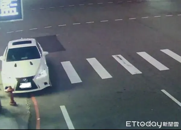 ▲林姓男子駕駛多元計程車，失控將路邊消防栓連根剷平。（圖／中壢警分局提供，下同）