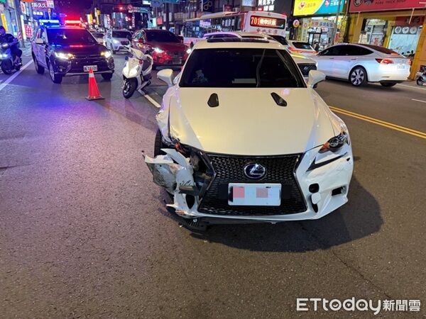 ▲▼再碰撞2輛路邊停車後停於路中。（圖／中壢警分局提供）