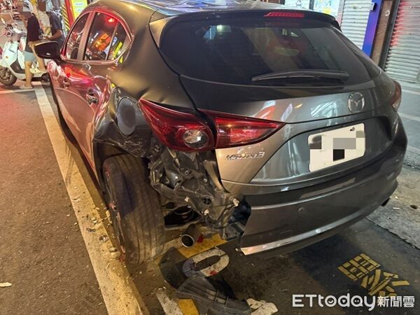 ▲▼再碰撞2輛路邊停車後停於路中。（圖／中壢警分局提供）