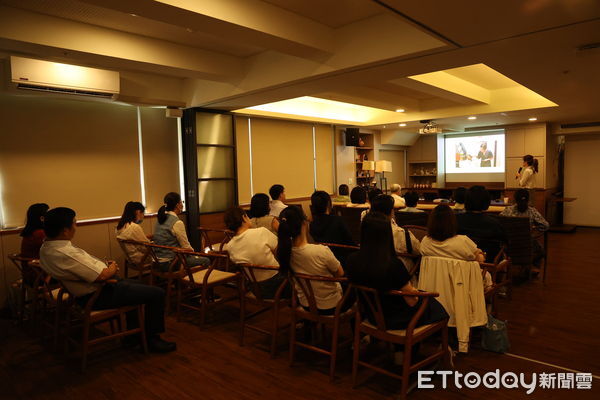 ▲▼心蓮病房邀請心理學家、虛擬實境圓夢療法創始人胡潔玲博士，以臨床實例分享「心願成真：虛擬實境陪伴生命的最後旅程」。（圖／慈濟醫學中心提供，下同）