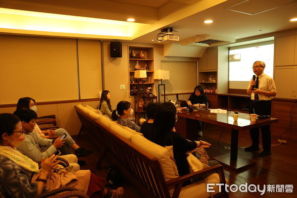 ▲▼心蓮病房邀請心理學家、虛擬實境圓夢療法創始人胡潔玲博士，以臨床實例分享「心願成真：虛擬實境陪伴生命的最後旅程」。（圖／慈濟醫學中心提供，下同）