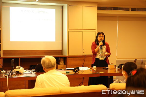 ▲▼心蓮病房邀請心理學家、虛擬實境圓夢療法創始人胡潔玲博士，以臨床實例分享「心願成真：虛擬實境陪伴生命的最後旅程」。（圖／慈濟醫學中心提供，下同）