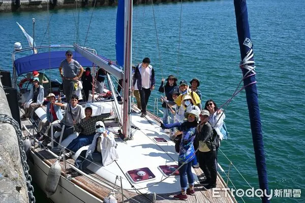 ▲▼活動包含食魚教育體驗、天文望遠鏡實作教學、SUP立式划槳或獨木舟、重型帆船操作以及夜航觀星等豐富行程。（圖／花蓮市公所提供，下同）