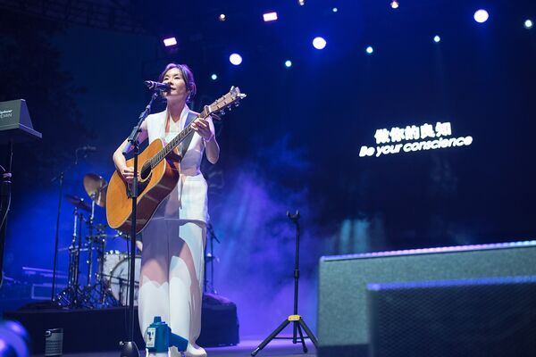 ▲▼ 阿爆攜手那屋瓦少女隊嗨翻紐約中央公園。（圖／物子巡演工作室 Taiwanese Waves 提供）