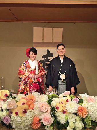 王永慶長孫王泉仁（右）當年與麻衣（左）在日本舉行婚禮。（翻攝自麻衣臉書）