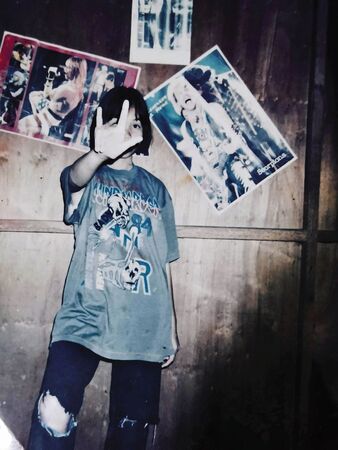 陳業芳國三的照片，愛聽搖滾樂的她在房間貼上邦喬飛Bon Jovi、槍與玫瑰Guns N'Roses的海報。（陳業芳提供）